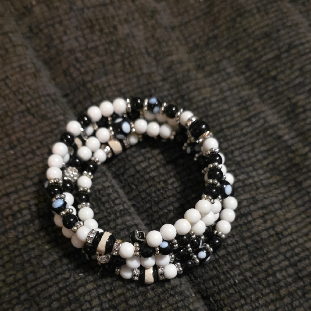 Chic Black and White Beaded Bracelet
